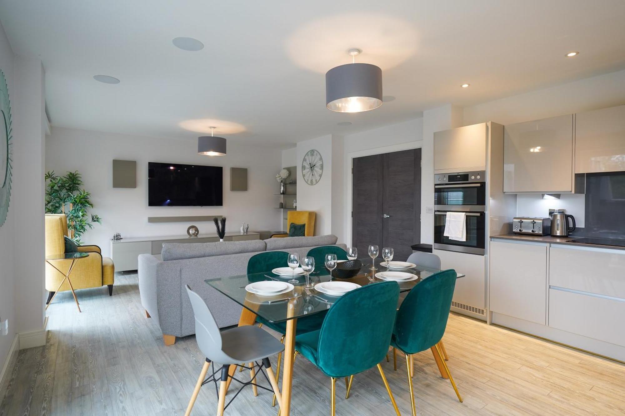 Serenity By The Water: 3 Bed 3 Bath West - Parking Appartement